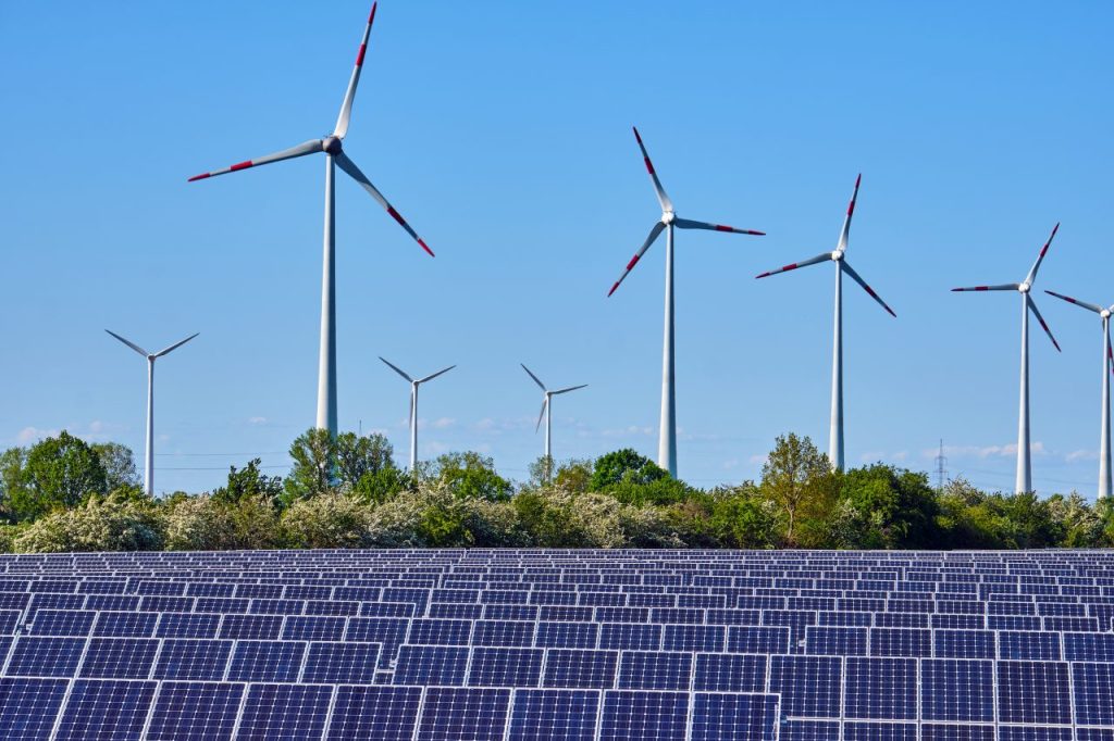 Sistema fotovoltaico com módulos solares instalados - Glossario de energia solar fotovoltaica