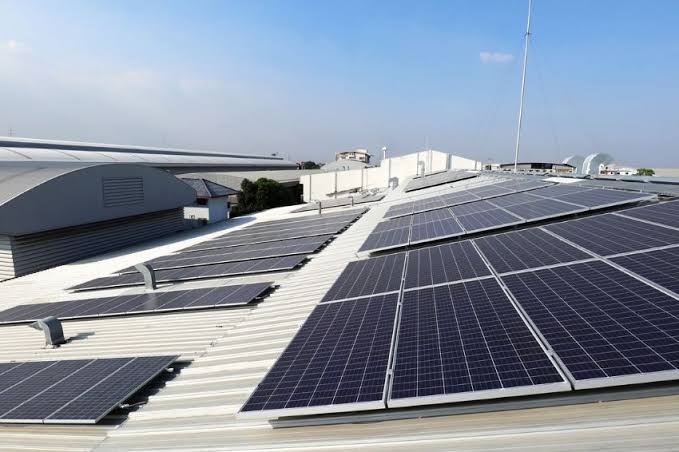 Cobertura industrial com sistema fotovoltaico - Energia solar: como funciona, componentes e serviços